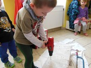 Šroubujeme, zatloukáme, vrtáme a řežeme -polytechnika ve školce